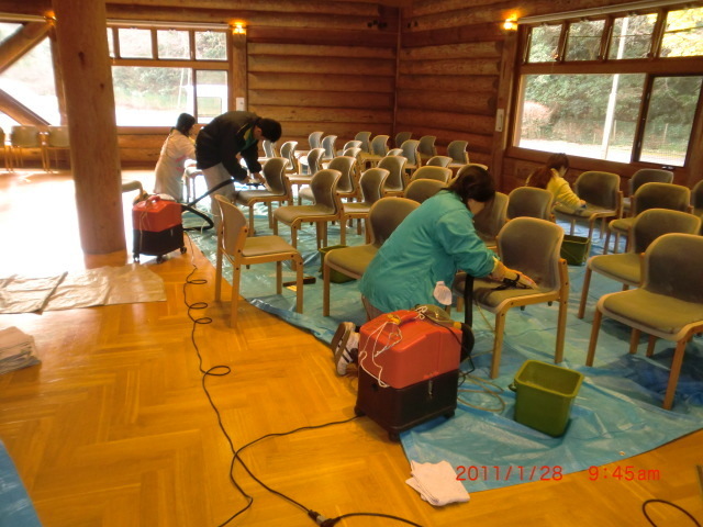 山田緑地イス洗浄中2